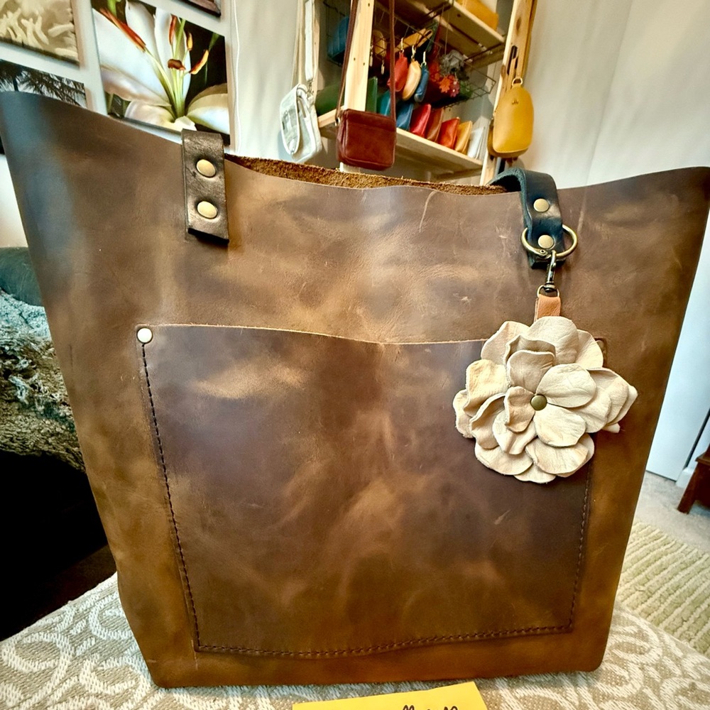CANYON Medium Classic Tote- OLDER RETIRED LEATHER